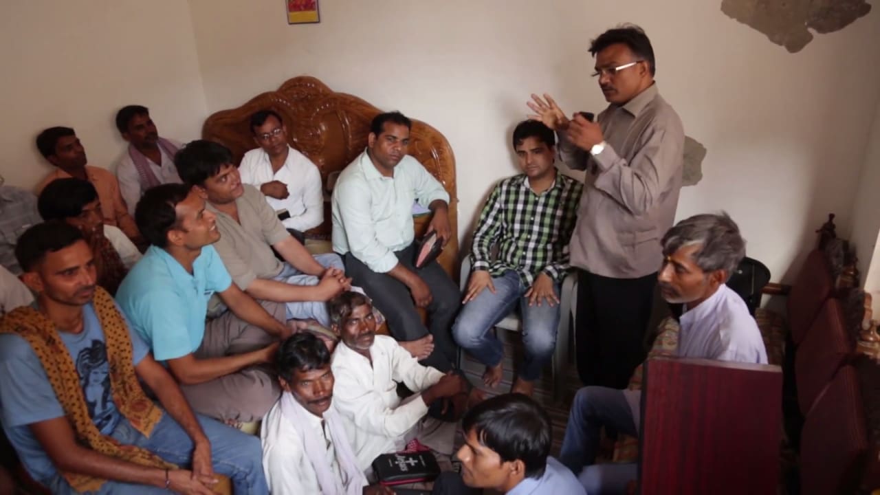 Udaan Radio producer Prakash meets a listener group 